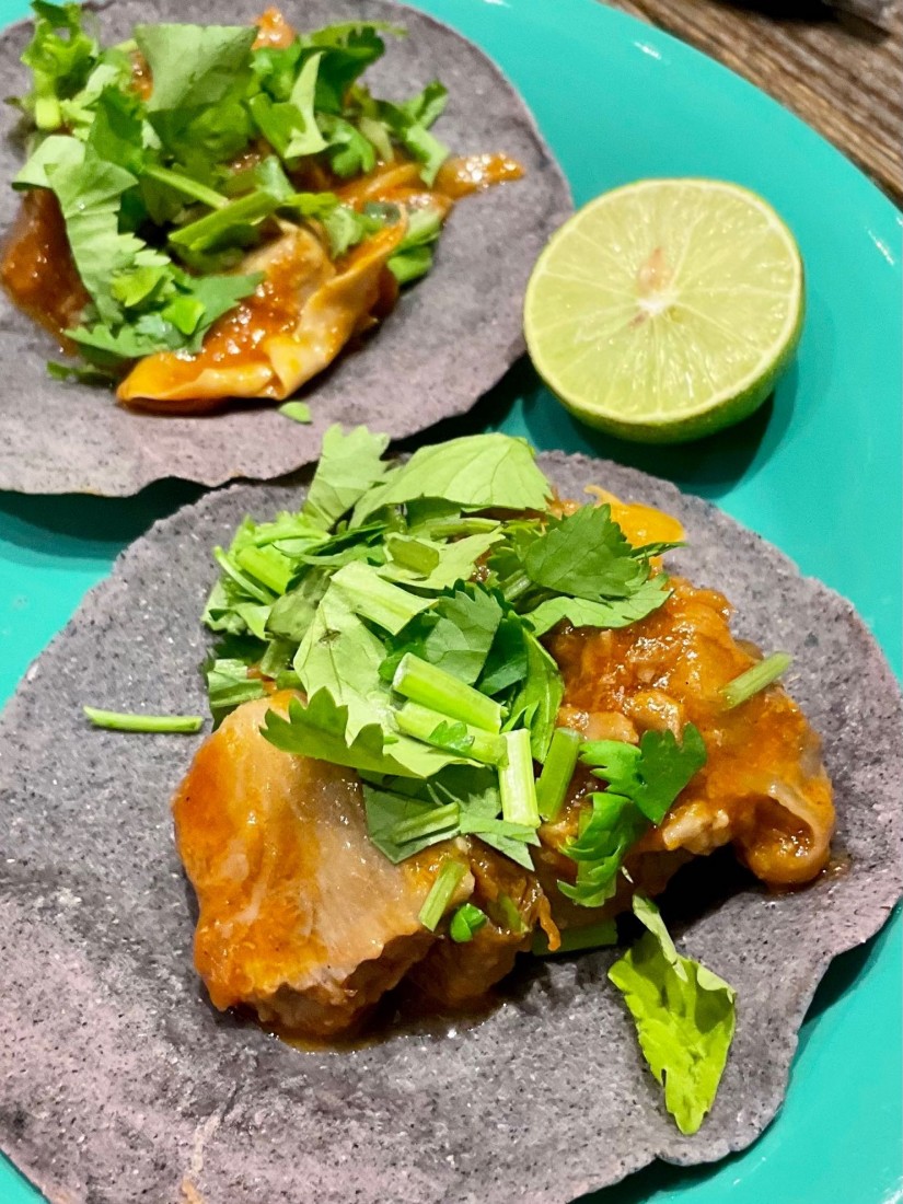 タコス  牛スジのピリ辛煮込み