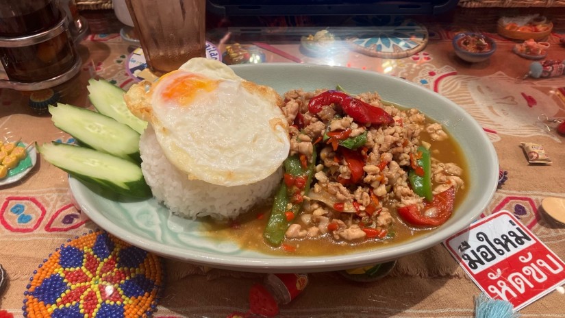 ガイ・パット・バイカパオ・ラート・カオ 🌶️🌶️🌶️