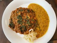 ホウレン草入手ほぐしチキンカレーとお豆のカレーのあいがけ ちょい辛