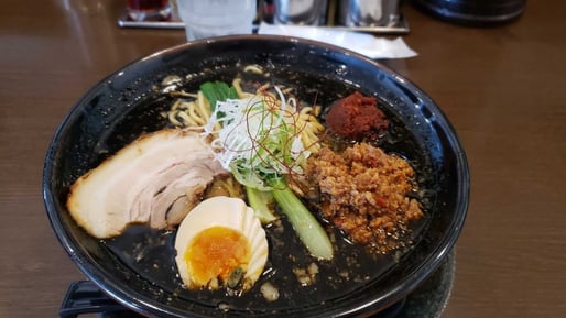 黒胡麻ブラック担々麺 激辛