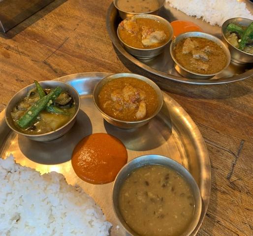 ダルバートチキン 0〜4、卓上の自家製チリペースト