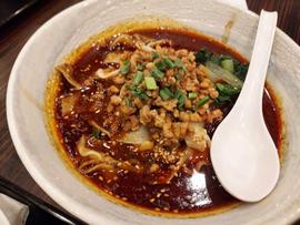 麻辣刀削麺 卓上辣油で辛さup
