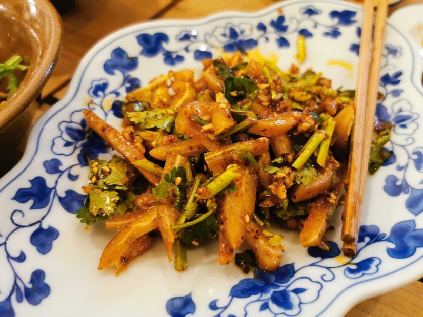 燻製豚耳と香菜の炒めもの
