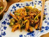 燻製豚耳と香菜の炒めもの
