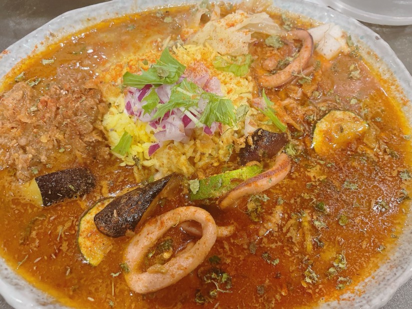 本日のカレー(スルメイカと夏野菜)+ミニキーマ ジョロ辛(7辛)