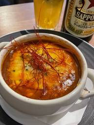 トマトとアボカドの旨辛チーズグラタン