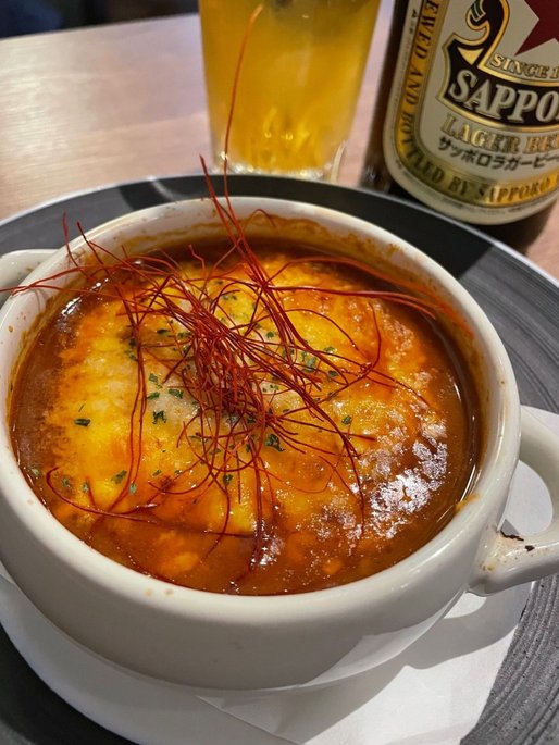 トマトとアボカドの旨辛チーズグラタン