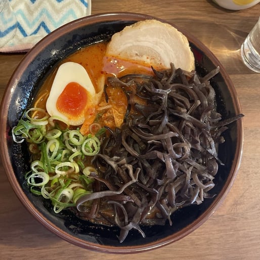 赤ラーメン，トッピングキクラゲ 激辛