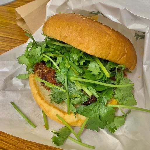 パクチーチキンバーガー トムヤムクン パクチー3倍