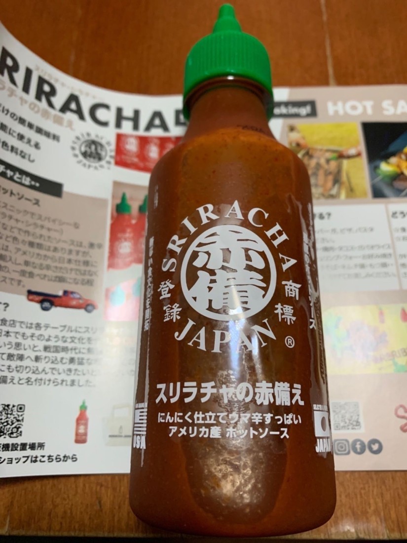 スリラチャの赤備え「にんにく仕立てウマ辛すっぱいアメリカ産ホットソース」 確かに旨辛、KMは1.5くらいです