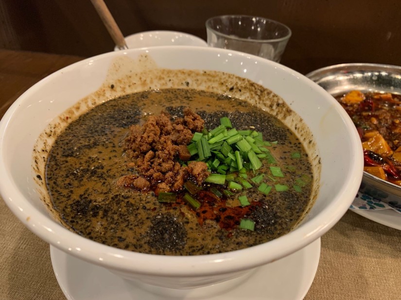 黒胡麻坦々麺
