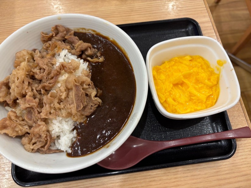 肉だく牛オム黒カレー