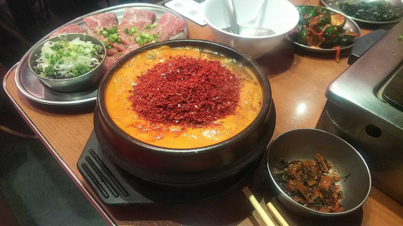 ゛はみ出る゛汗! 極辛旨ホルモンスープ