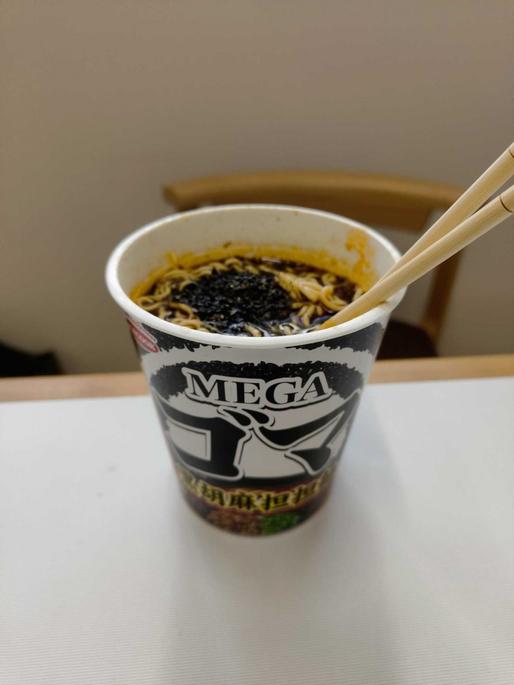 MEGAゴマ黒胡麻坦々麺