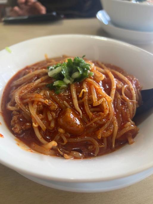 麻婆ラーメン (辛〜いです)って書いてある