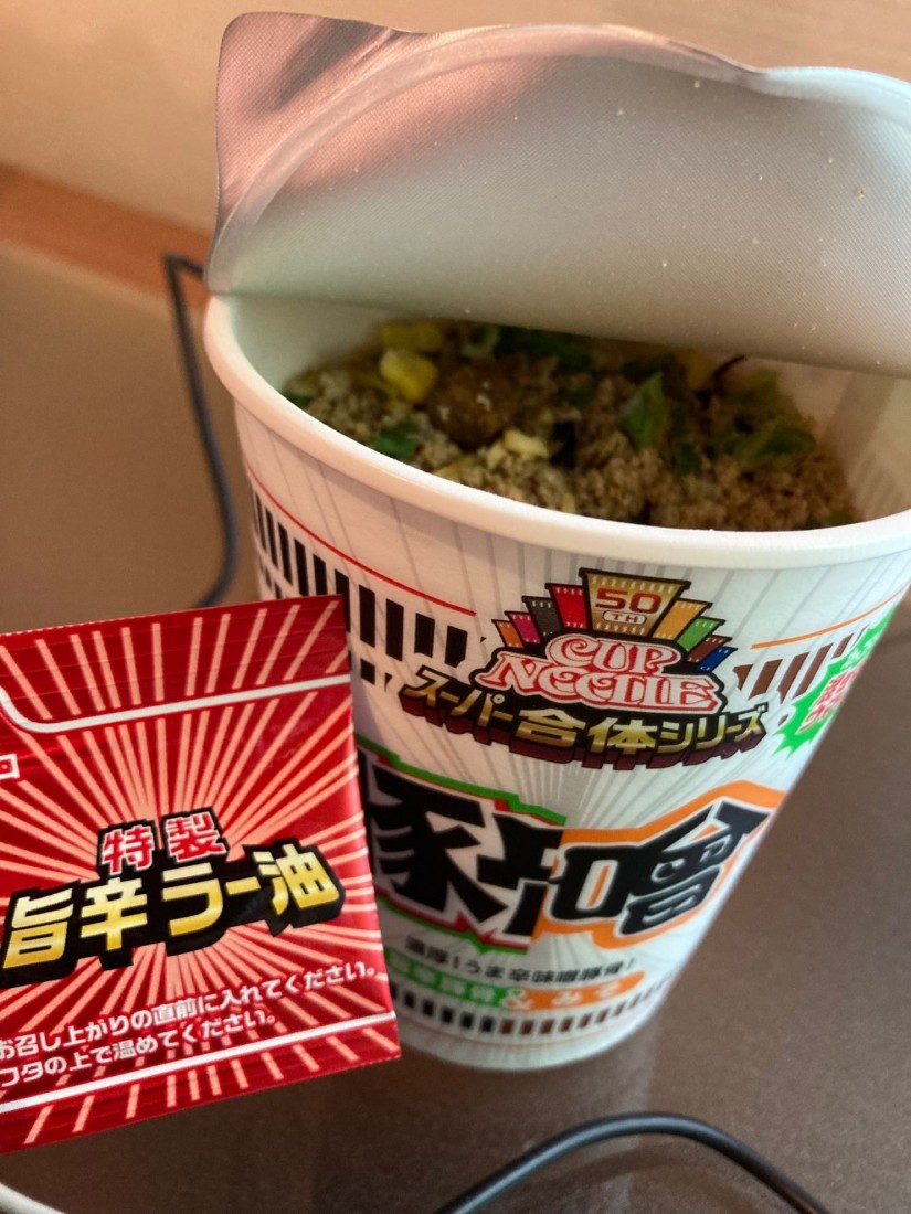 【統合済み】カップヌードル スーパー合体シリーズ 旨辛豚骨&みそ 辛さレベル１