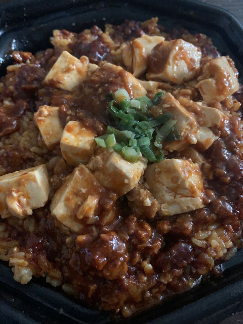 お肉ゴロゴロ四川風麻婆豆腐丼