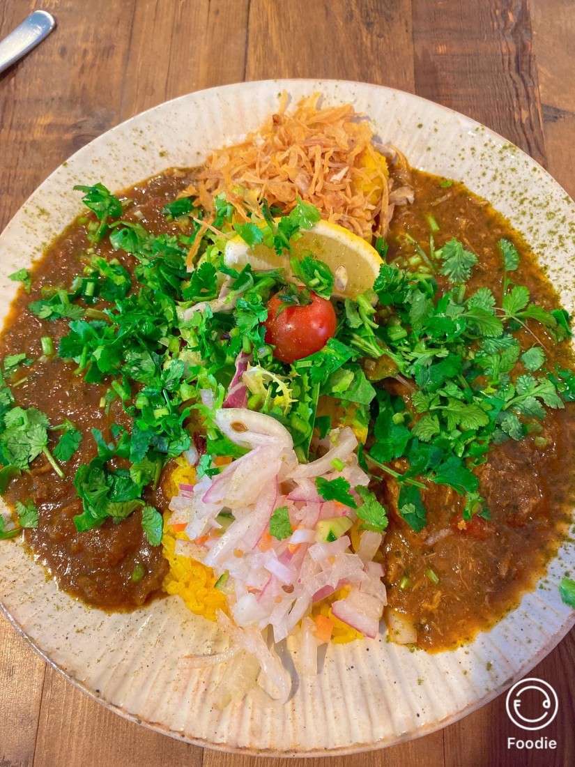 牛すじと超チキンカレーの2種がけ 辛さ＋5(お店表記)