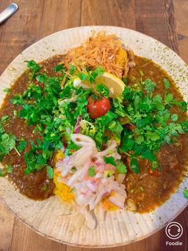 牛すじと超チキンカレーの2種がけ 辛さ+5(お店表記)