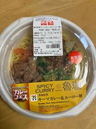 魯珈監修キーマカレー＆ルーロー麺 辛みが大変強い