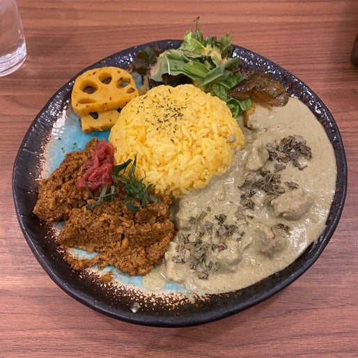 特製スパイスカレー2種あいがけ グリーンチキンコルマ