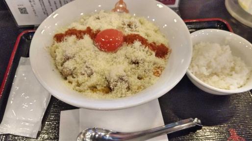 白い灼熱禁断のチーズ油そば