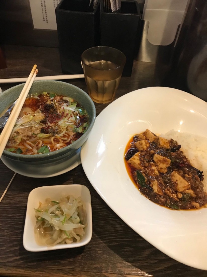 坦々麺と麻婆ごはんハーフ＆ハーフ 辛さ3 しびれ3