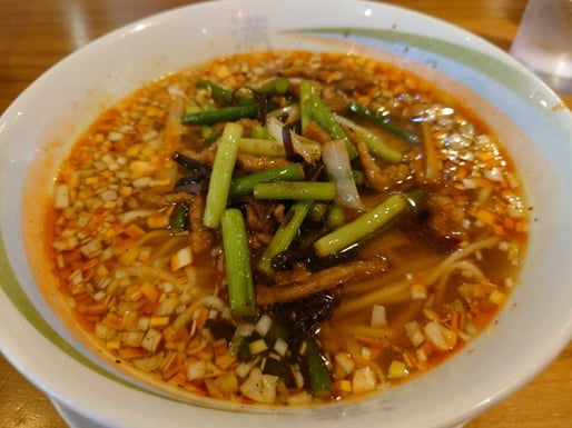蒜苗酸辣湯麺（ニンニク芽入りスーラータンメン）