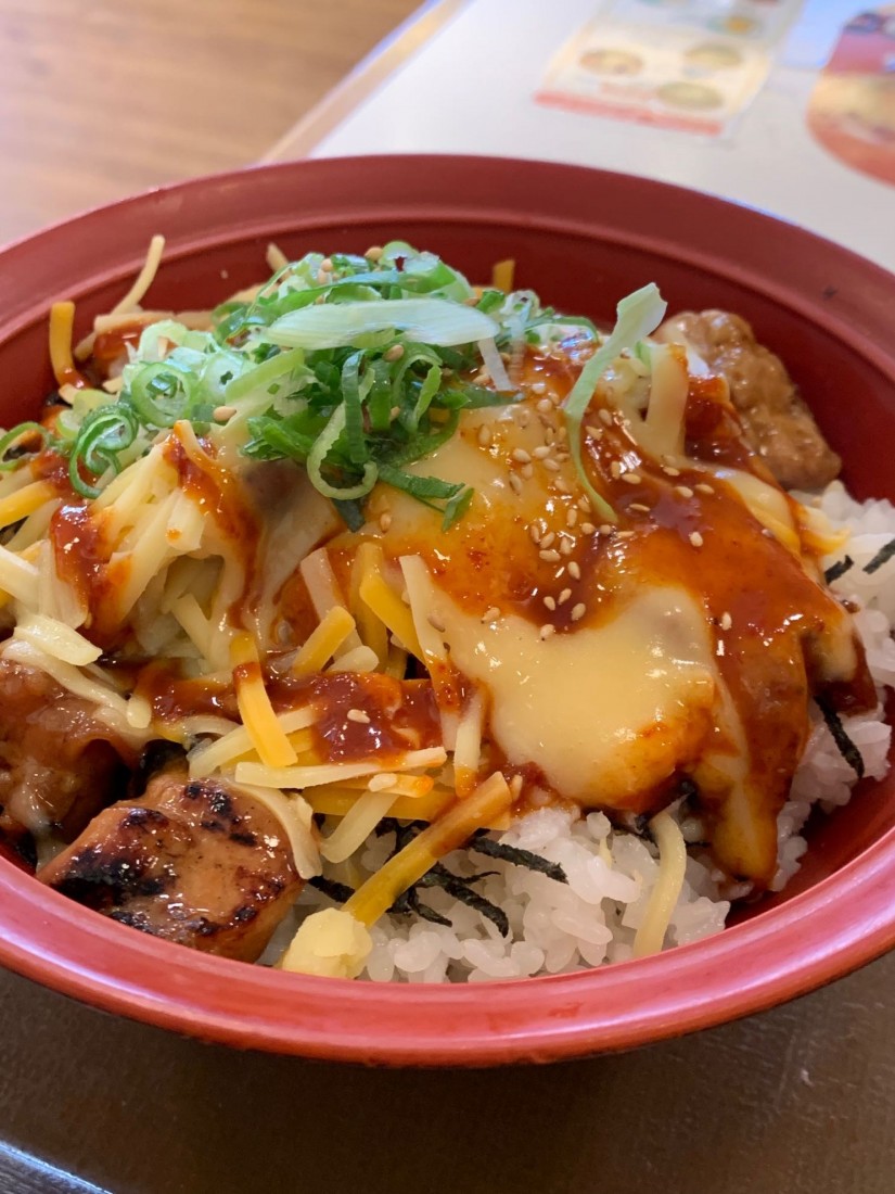 旨辛チーズやきとり丼