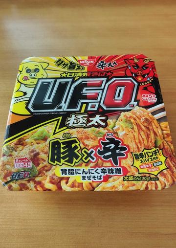 日清焼そばU.F.O 極太 豚×辛 背脂にんにく辛味噌まぜそば 辛さレベル４