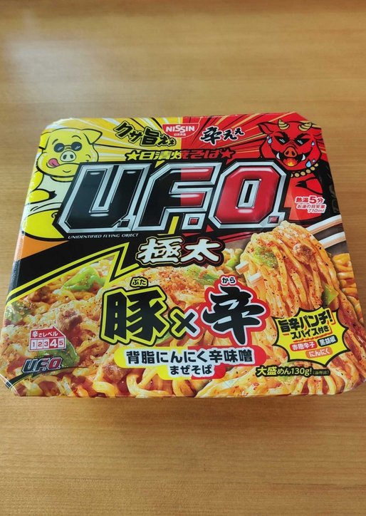 日清焼そばU.F.O 極太 豚×辛 背脂にんにく辛味噌まぜそば 辛さレベル4