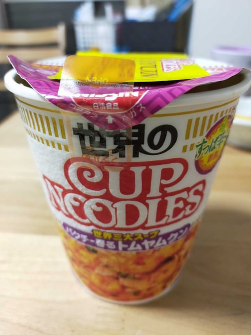 世界のカップヌードル パクチー香る　トムヤムクン 3