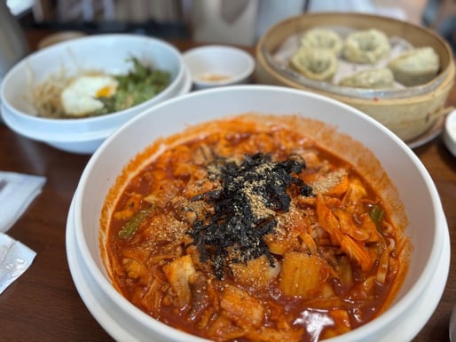 ナクチビビンククス(テナガダコ炒めカルグクス)