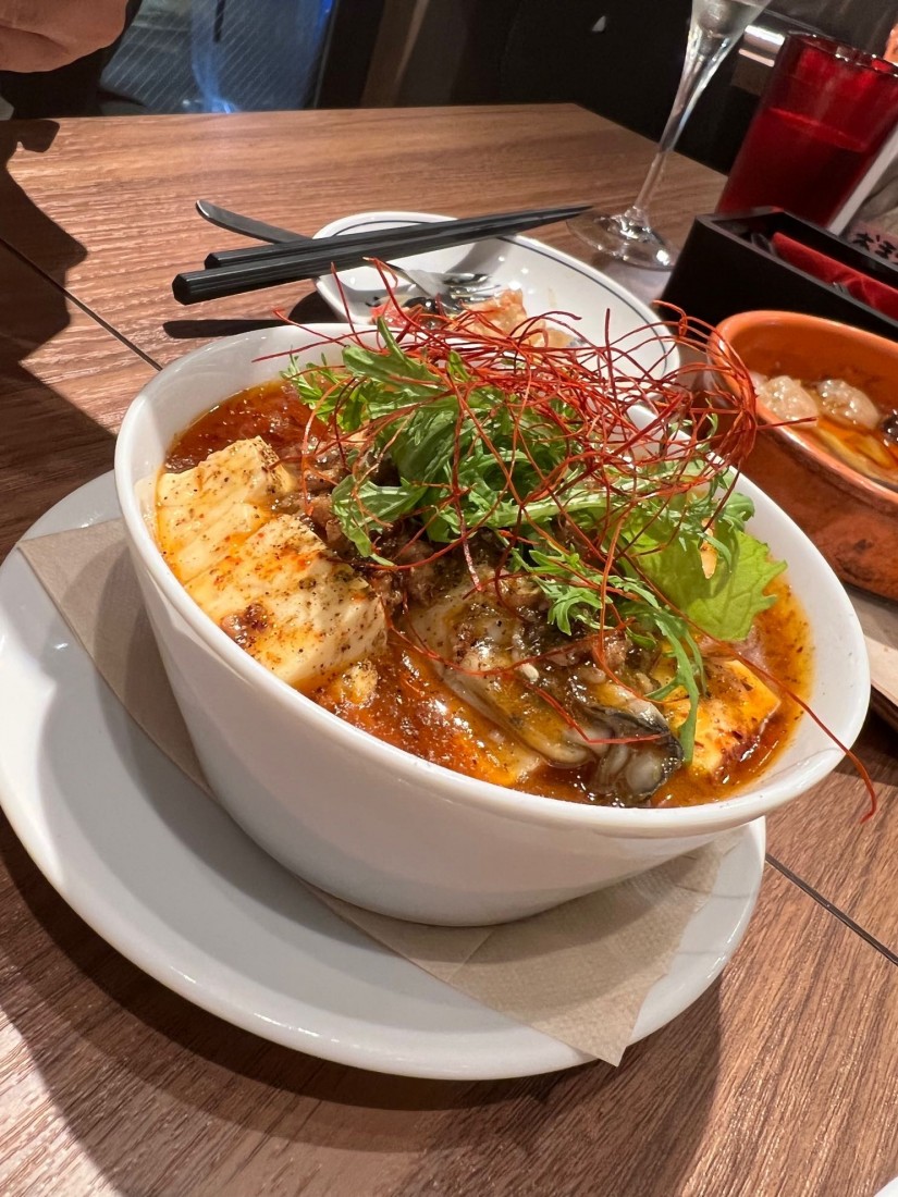 オイスターバーの激辛麻婆豆腐