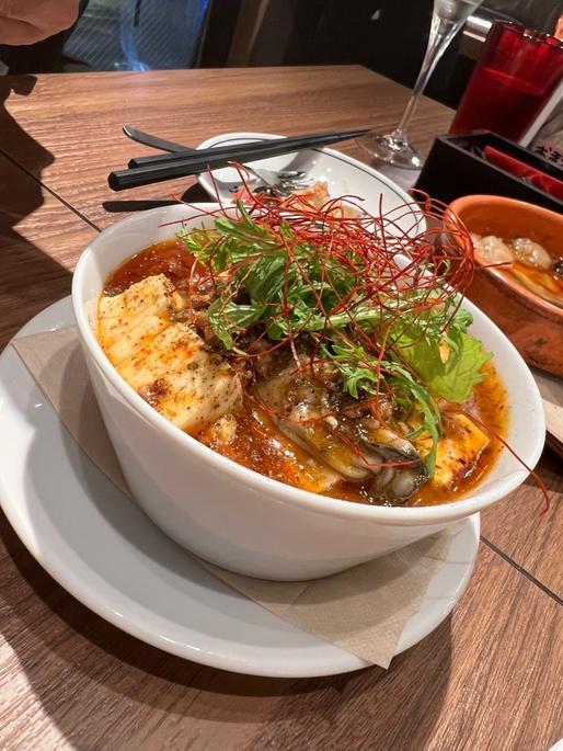 オイスターバーの激辛麻婆豆腐