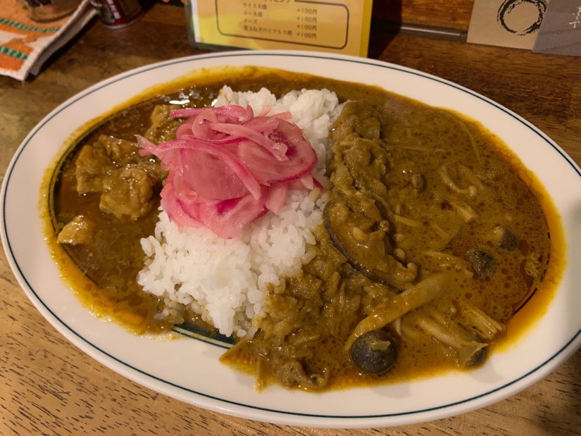 きのことチキンのあいがけカレー。