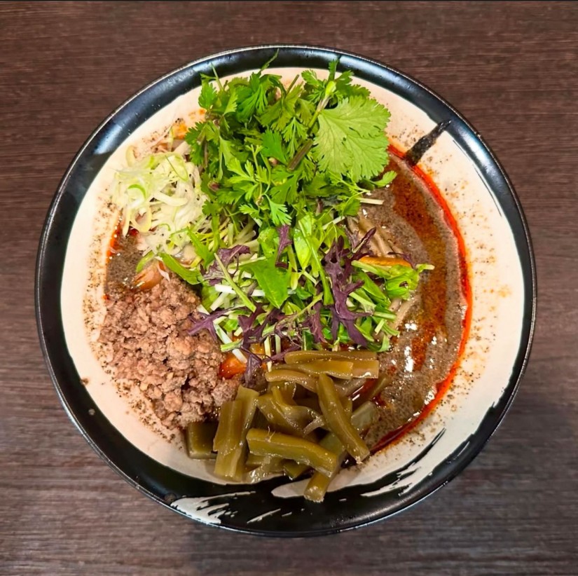 担々麺 黒  10辛パクチー山くらげ