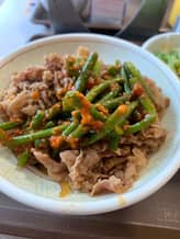 ニンニクの芽牛丼