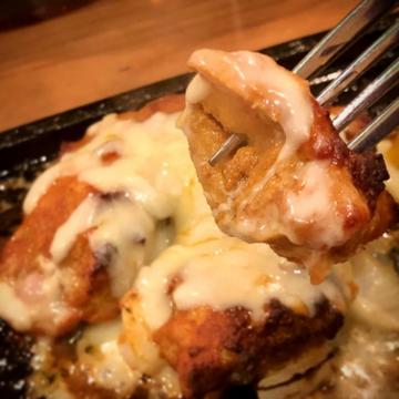 とろーりチーズのせスパイシーチキン