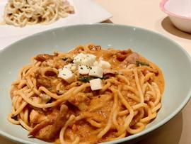 ソーセージ、チキン、モッツァレラチーズのトマトクリームソース 激辛