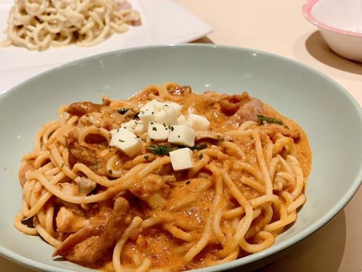 ソーセージ、チキン、モッツァレラチーズのトマトクリームソース 激辛