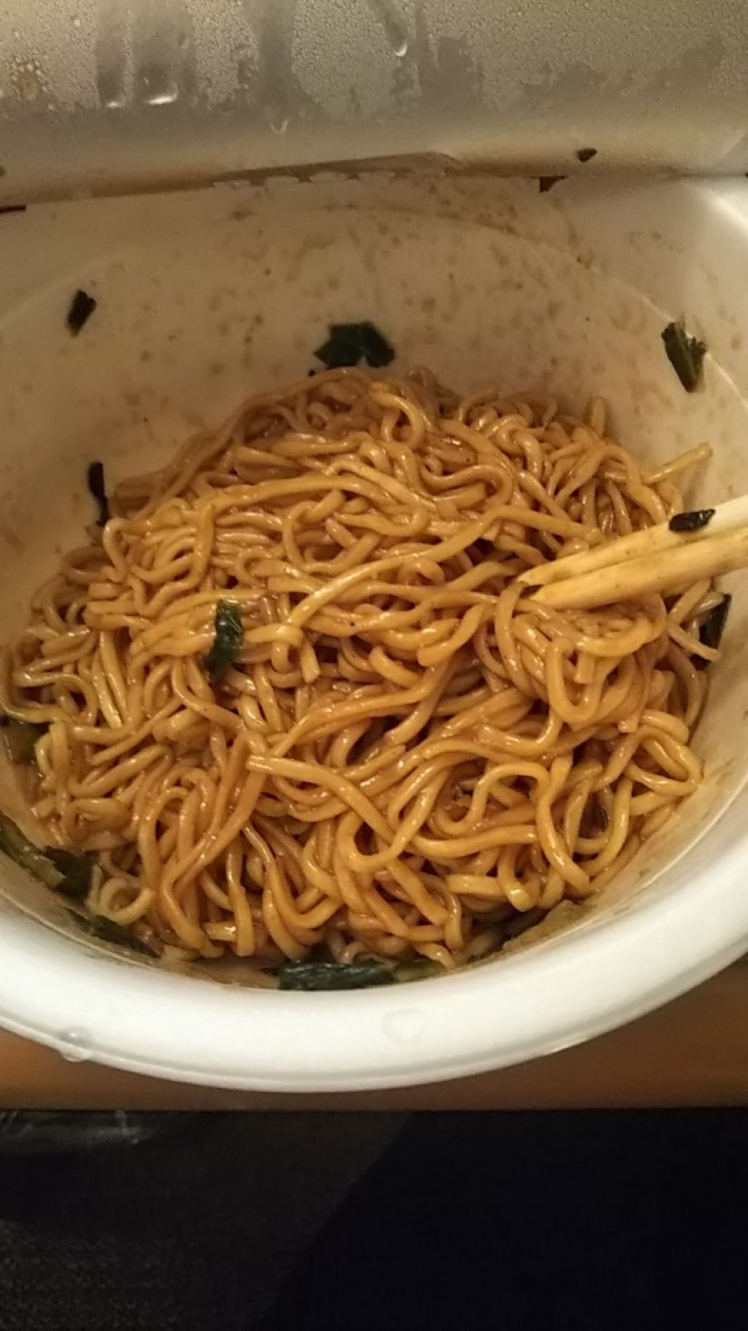 マルちゃん正麺汁なし黒マー油担々麺