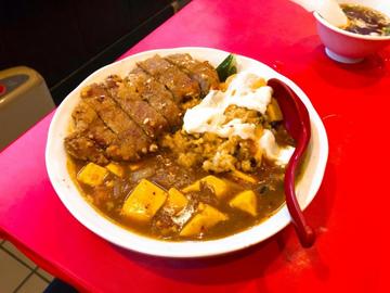 麻婆カレー排骨のせ