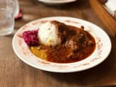 トマトチキンカレーとダルカレー(お豆のカレー)のあいがけ 超〜〜辛