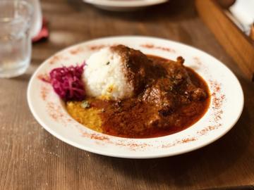 トマトチキンカレーとダルカレー(お豆のカレー)のあいがけ 超〜〜辛