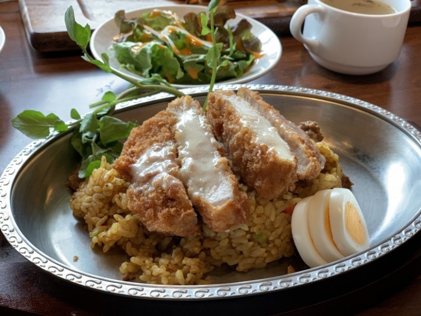 とんかつ乗せたキーマカレーでドライカレー　チーズソース