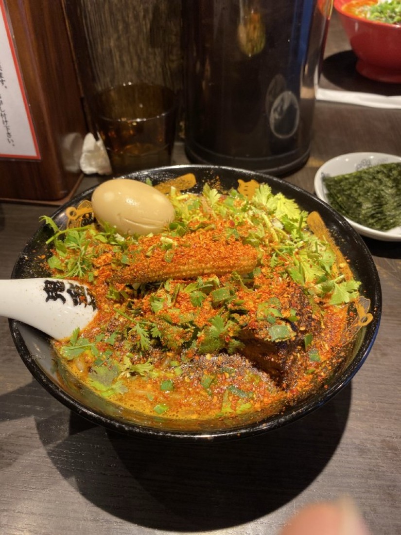 パクチー、味玉ラーメン 辛さ鬼マシ、しびれ普通