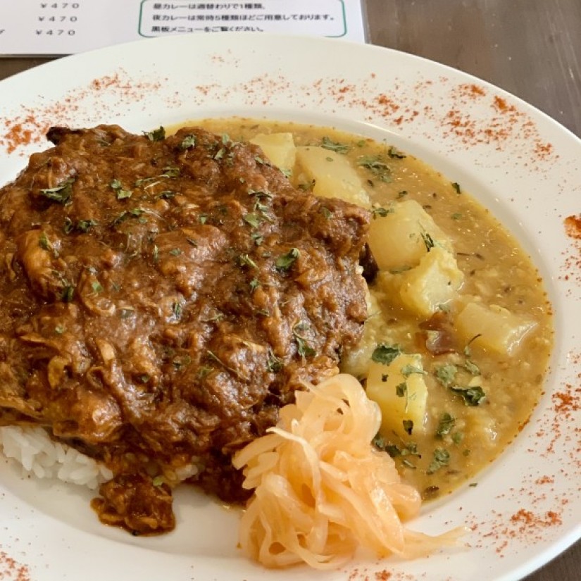 超辛　手ほぐしチキンカレーと大根入りお豆のカレーあいがけ