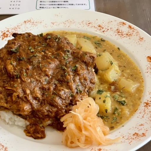 超辛　手ほぐしチキンカレーと大根入りお豆のカレーあいがけ