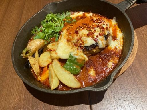 激熱鉄鍋！DEATHサルサの煮込みラムチーズハンバーグ 3辛